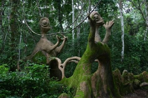  「The Guardian of the Sacred Grove」：黄金と赤の神秘、そして古代フィリピン信仰の謎